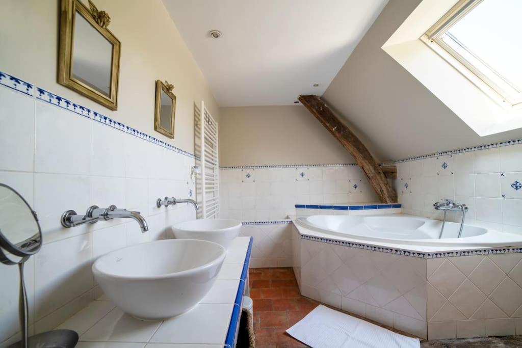Le Clos Du Tilleul Fabuleuse Propriete 15 A 30 Pers Piscine Au Coeur D'Un Charmant Village Thilouze Extérieur photo
